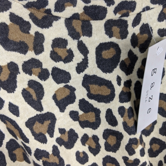 🆕🌿soft BRUSHED LEOPARD PRINT TOP🌿 - Picture 3 of 4